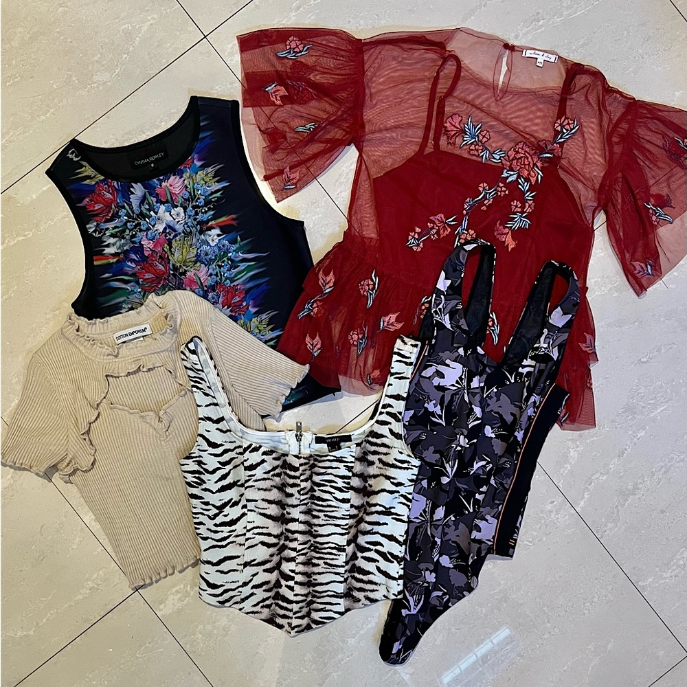 Women’s fun printed and unique shirt bundle. 5 SHIRTS